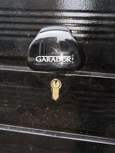 Garage door locks in Roslin